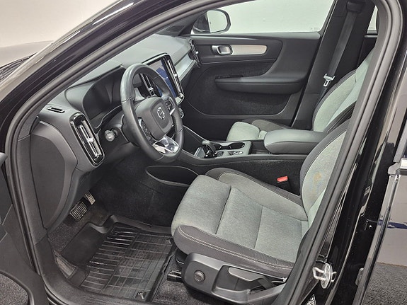Volvo XC40 2 of 5