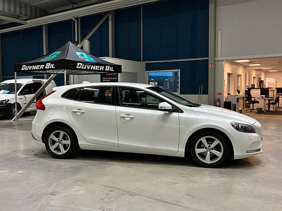 Volvo V40 2 of 17