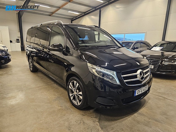 Mercedes-Benz V250 3 of 5