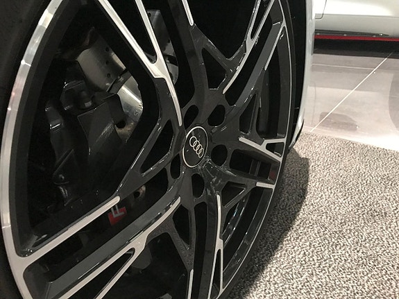 Audi R8 4 of 5