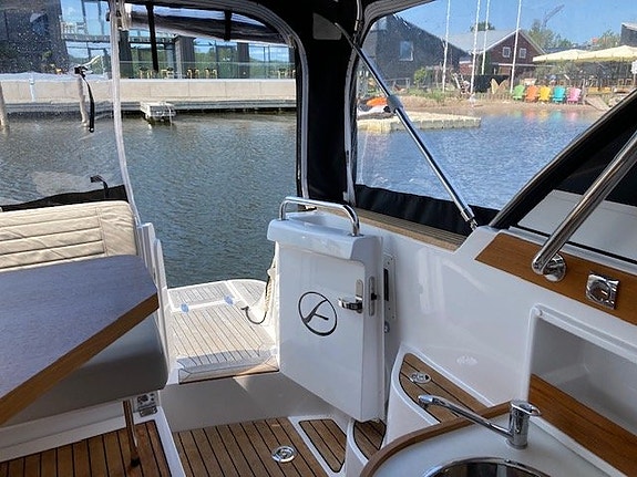 Aquador 28 HT -22 Mercruiser MD 3,0 - 270 hk V6 Diesel 8 of 12