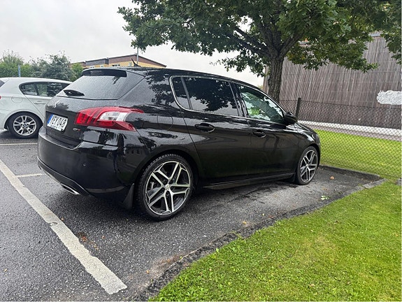 Peugeot 308 2 of 5