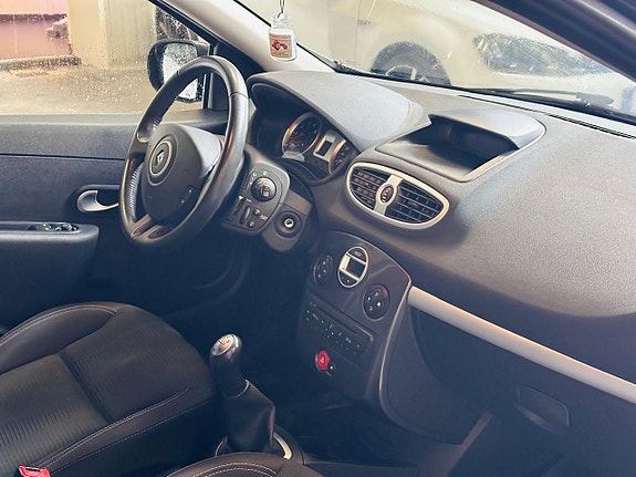 Renault Clio 11 of 18