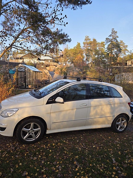 Mercedes-Benz B170 2 of 5