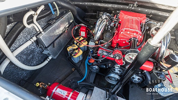 Hydrolift C-31 | MerCruiser Mercury Racing HP 525 Super Char 30 of 30