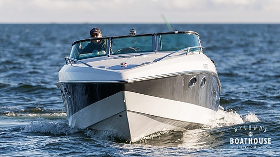 Hydrolift C-31 | MerCruiser Mercury Racing HP 525 Super Char 24 of 30