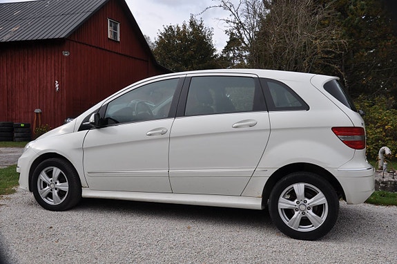 Mercedes-Benz B170 2 of 5