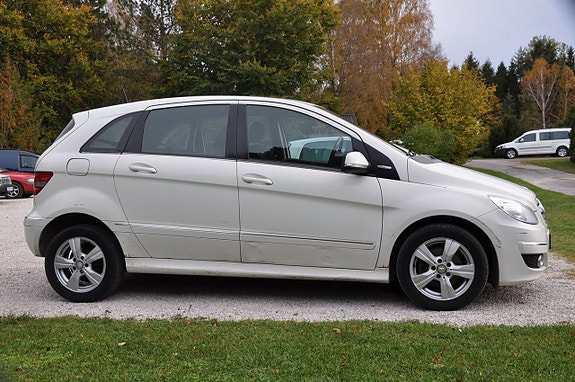 Mercedes-Benz B170 4 of 5