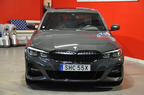 BMW 330i 2 of 5
