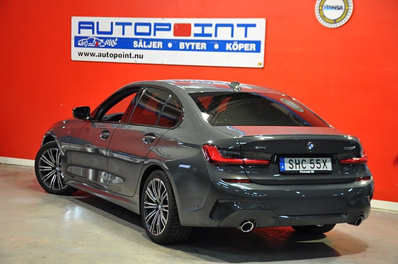 BMW 330i 4 of 5