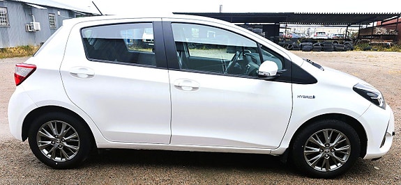 Toyota Yaris 3 of 11