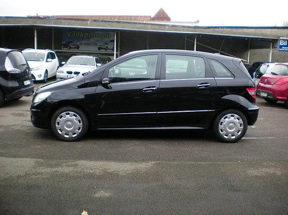 Mercedes-Benz B200 4 of 5
