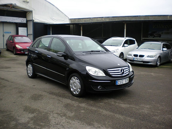 Mercedes-Benz B200 2 of 5