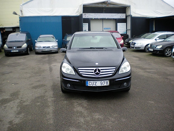 Mercedes-Benz B200 3 of 5