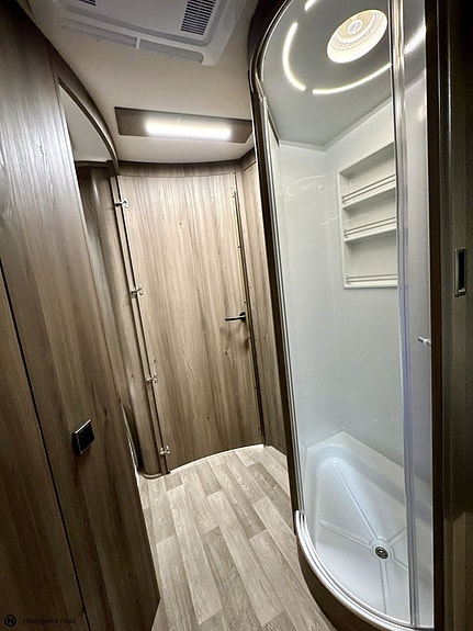 Kabe Imperial Travel Master Intergrated 910 QB Cinderella 16 of 23