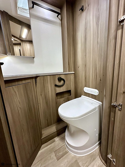 Kabe Imperial Travel Master Intergrated 910 QB Cinderella 18 of 23