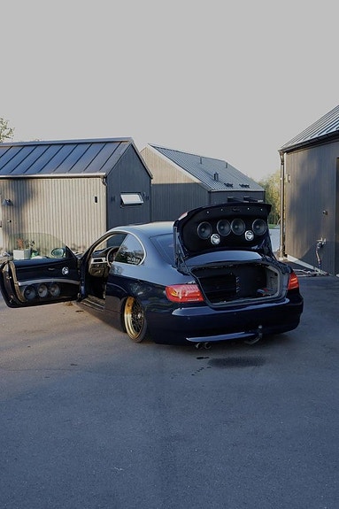 BMW 325i 2 of 7