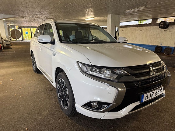 Mitsubishi Outlander 2 of 5