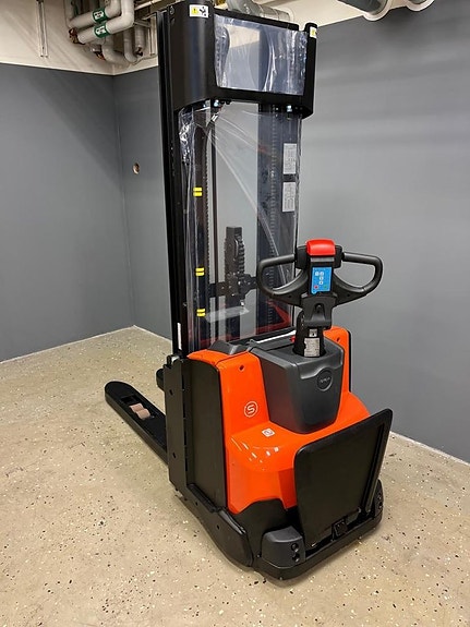 Ledstaplare Toyota SWE140L-fabriksny-Lyfthöjd 4,45 m 2 of 3