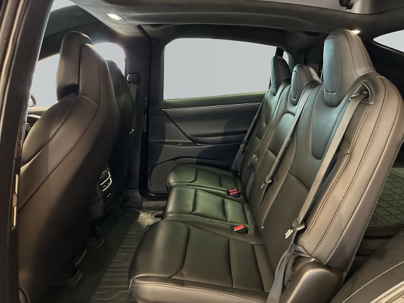 Tesla Model X 13 of 18