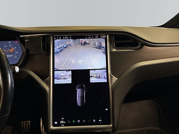 Tesla Model X 15 of 18