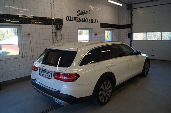 Mercedes-Benz E220 d 2 of 5