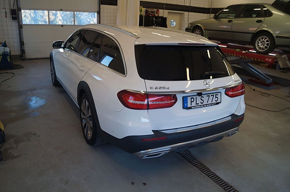 Mercedes-Benz E220 d 4 of 5