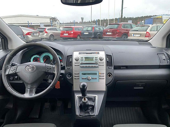 Toyota Corolla Verso 13 of 15