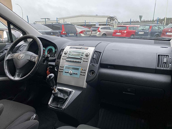 Toyota Corolla Verso 8 of 15