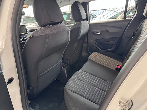 Peugeot 208 8 of 16