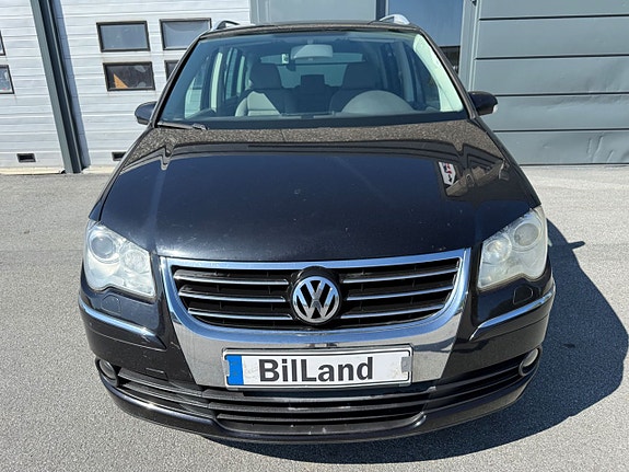Volkswagen Touran 2 of 5