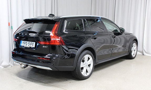 Volvo V60 Cross Country 2 of 5