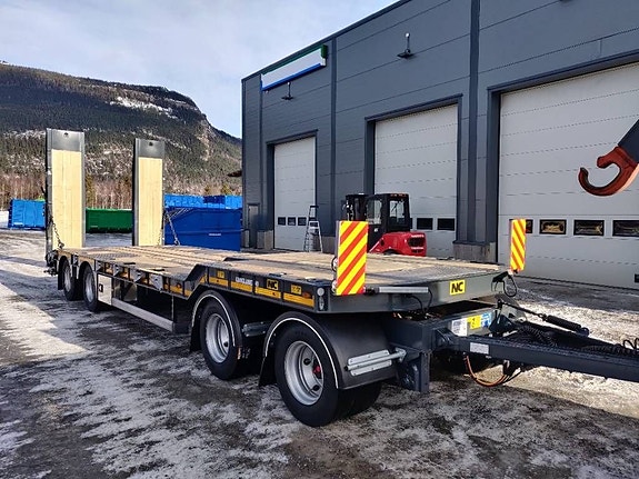 NC 4axl Maskinsläp kort version 9m flak