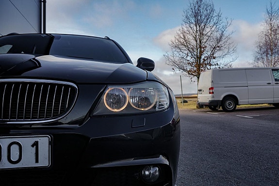 BMW 320 2 of 15