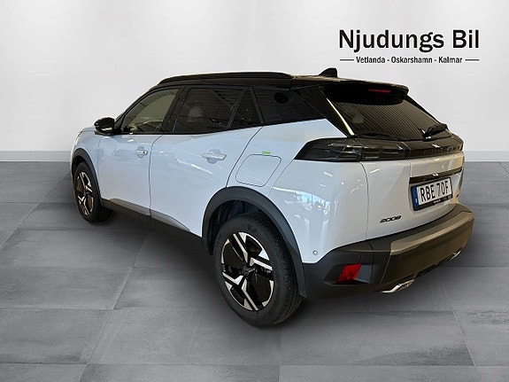 Peugeot 2008 2 of 5