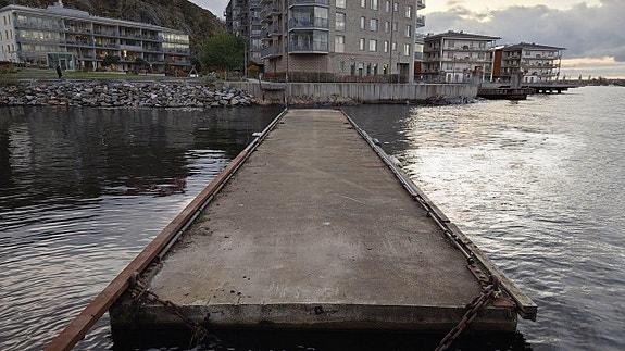 Kvarnholmen - Vågbrytande kraftig betongbrygga 30 x 4,5m med bommar i nyskick 2 of 3