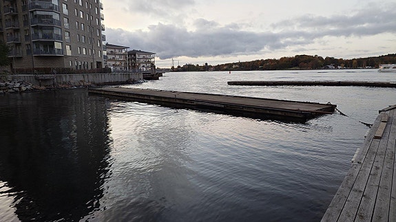 Kvarnholmen - Vågbrytande kraftig betongbrygga 30 x 4,5m med bommar i nyskick 3 of 3