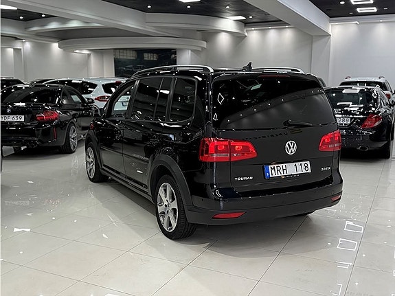 Volkswagen Touran Cross 2 of 5