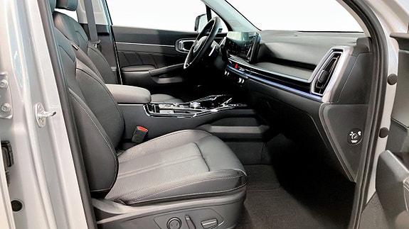 Kia Sorento 3 of 9