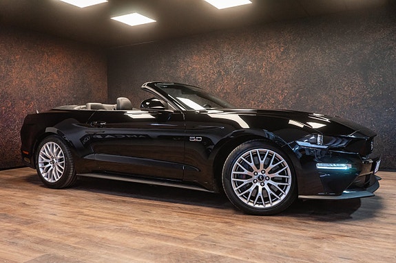 Ford Mustang 2 of 5