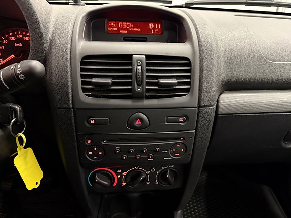Renault Clio 20 of 22