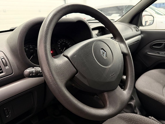 Renault Clio 17 of 22