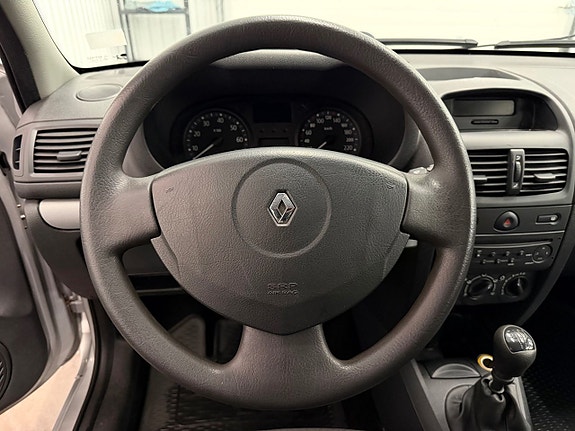 Renault Clio 18 of 22