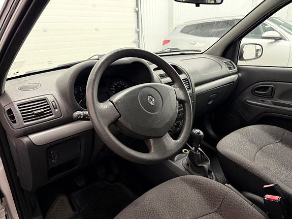 Renault Clio 16 of 22