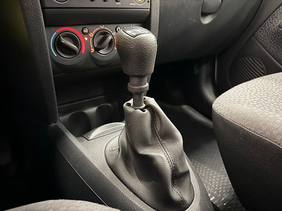 Renault Clio 21 of 22