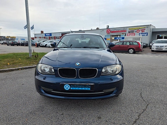 BMW 118i 2 of 5