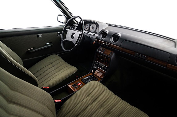 Mercedes-Benz 230 CE 18 of 23