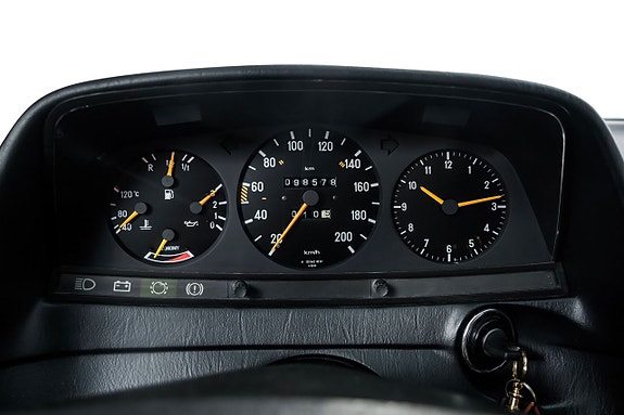 Mercedes-Benz 230 CE 14 of 23