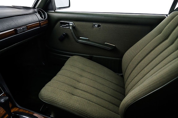 Mercedes-Benz 230 CE 17 of 23