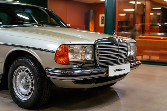 Mercedes-Benz 230 CE 2 of 5
